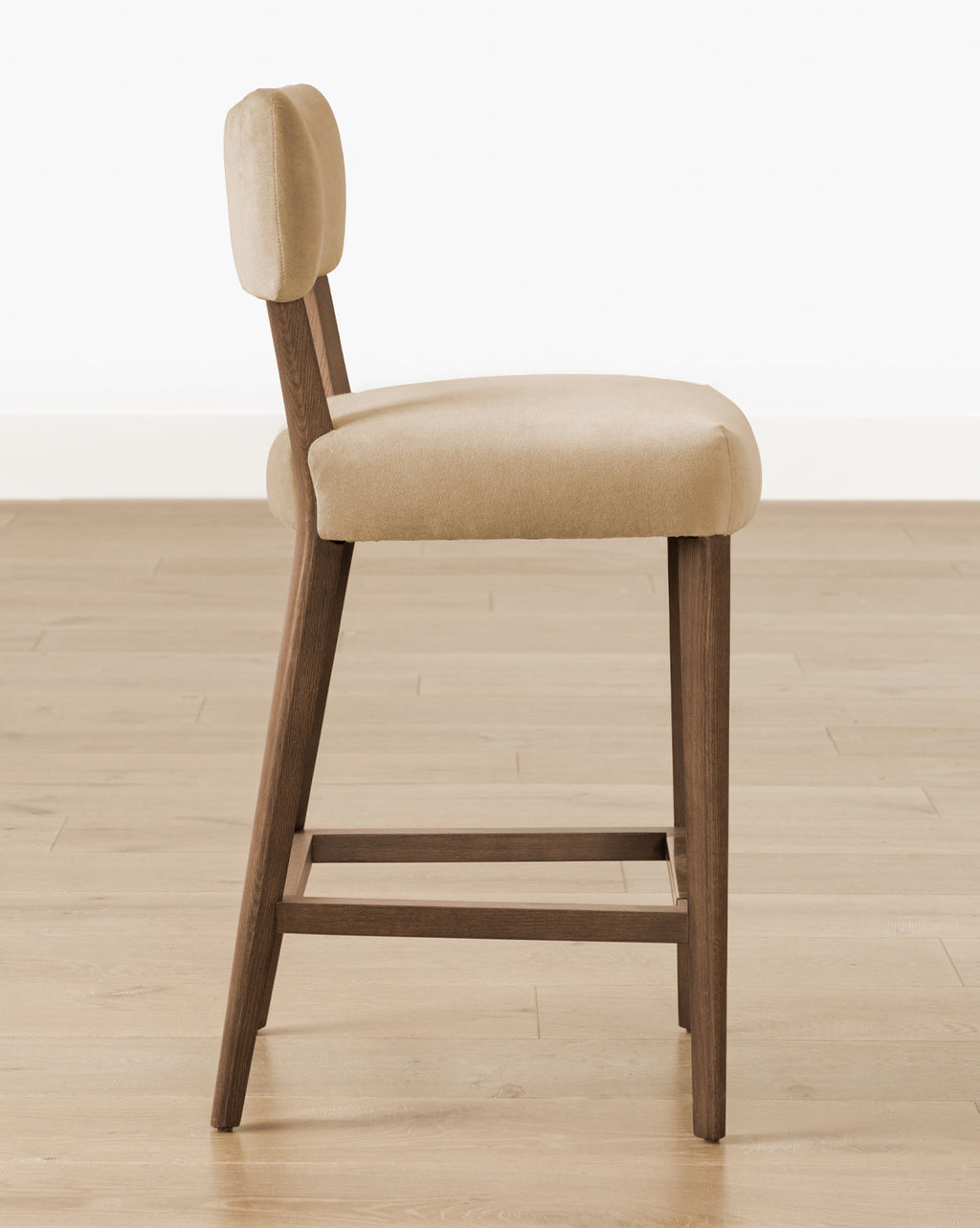 Tabouret de comptoir classique rembourré avec dossier haricot et pieds fuselés pour salle à manger