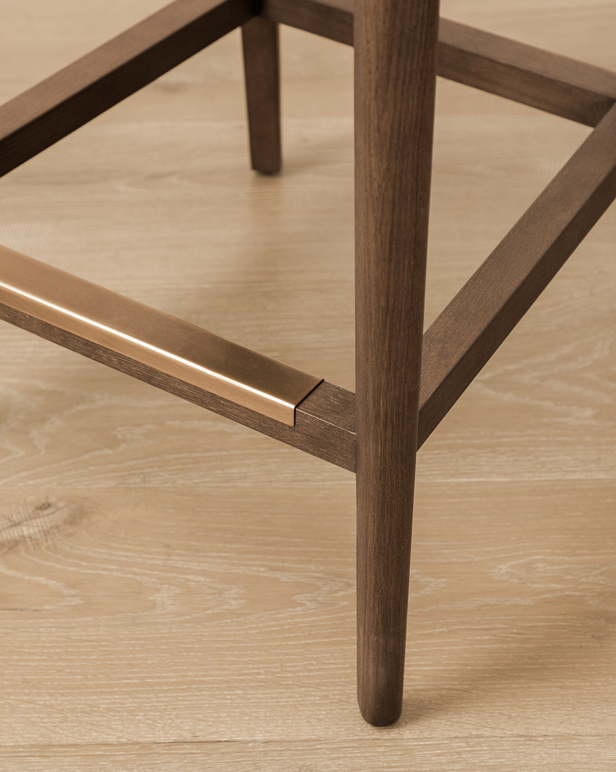 Tabouret de comptoir classique rembourré avec dossier haricot et pieds fuselés pour salle à manger
