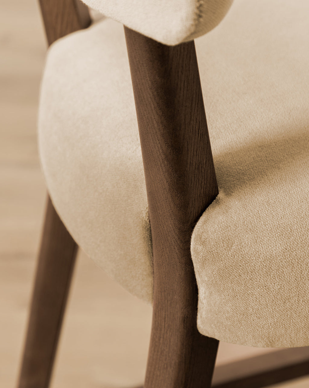 Tabouret de comptoir classique rembourré avec dossier haricot et pieds fuselés pour salle à manger