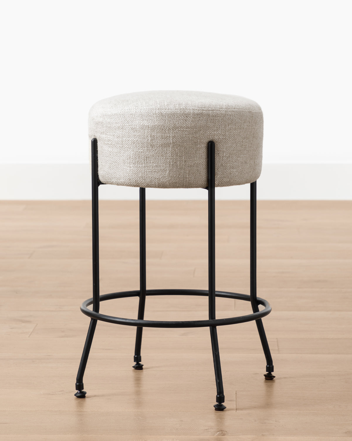 Tabouret de comptoir industriel en fer et tissu enduit avec assise circulaire pour salle à manger