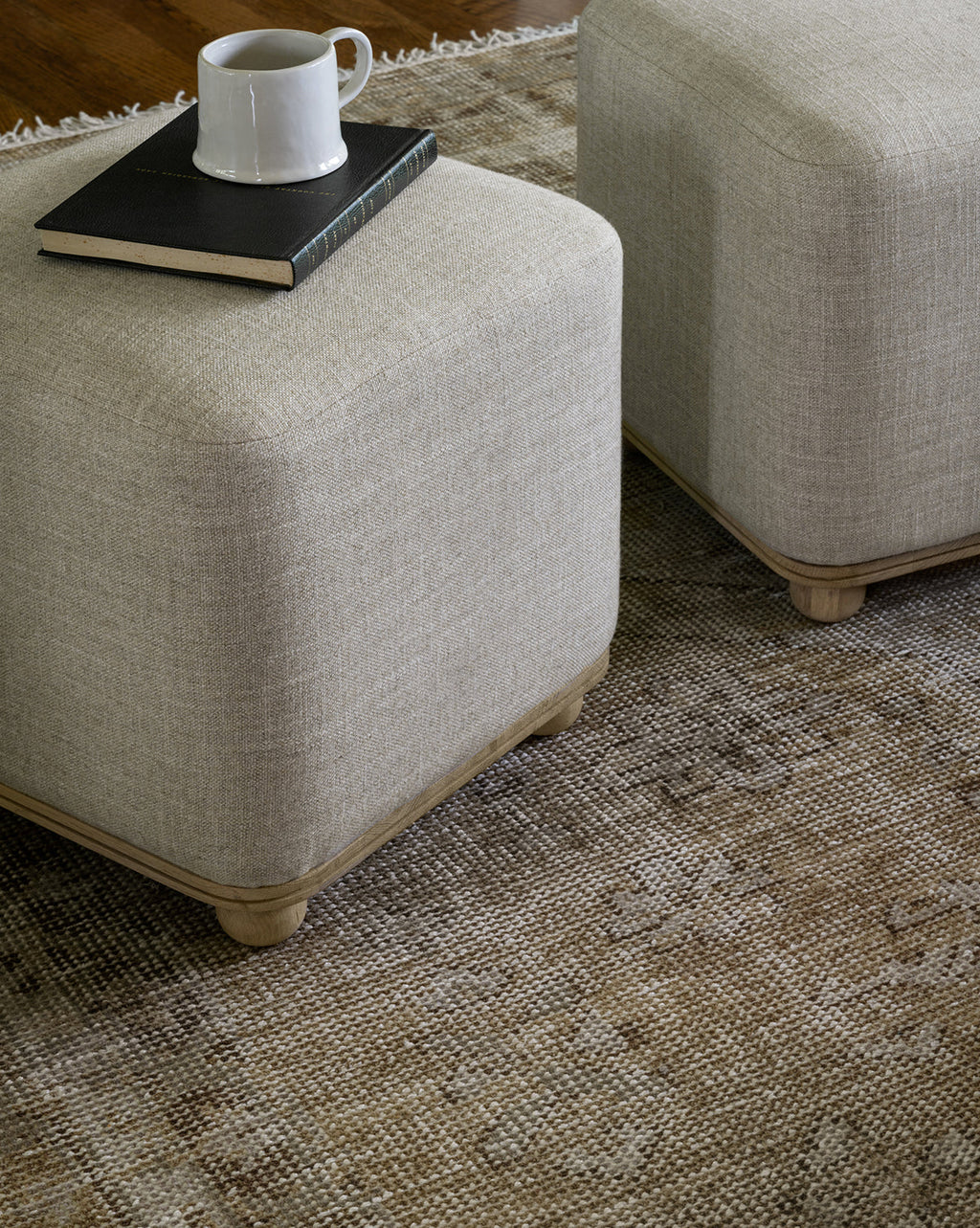 Pouff en tissu moderne aux lignes épurées et au design polyvalent pour le salon