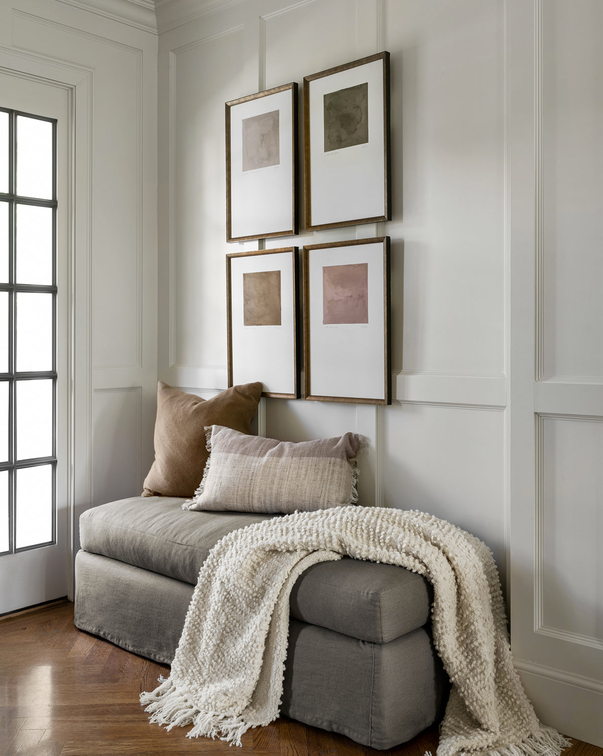 Pouf moderne déhoussable en tissu facile d'entretien et silhouette décontractée pour le salon
