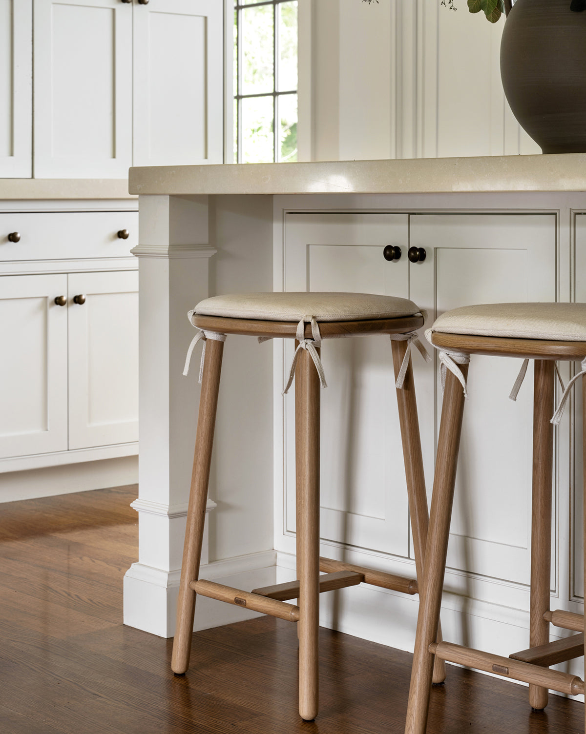 Tabouret de comptoir minimaliste en chêne massif blanc avec coussin neutre pour salle à manger