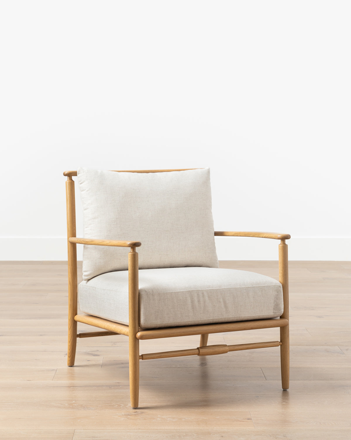 Fauteuil scandinave en chêne massif avec coussins en lin naturel pour salon