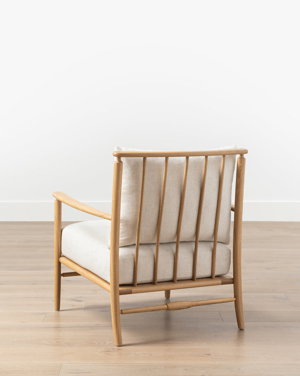 Fauteuil scandinave en chêne massif avec coussins en lin naturel pour salon