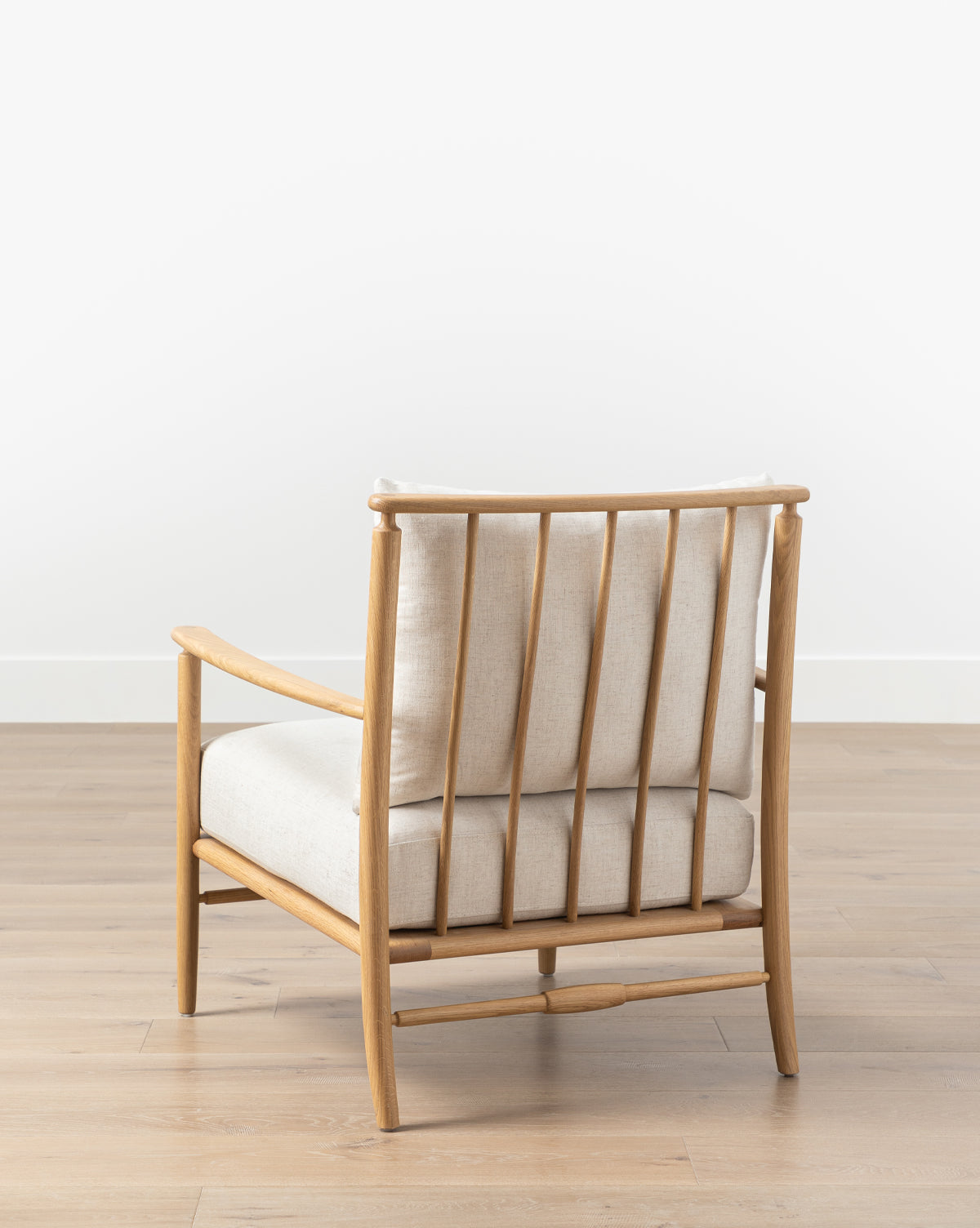 Fauteuil scandinave en chêne massif avec coussins en lin naturel pour salon