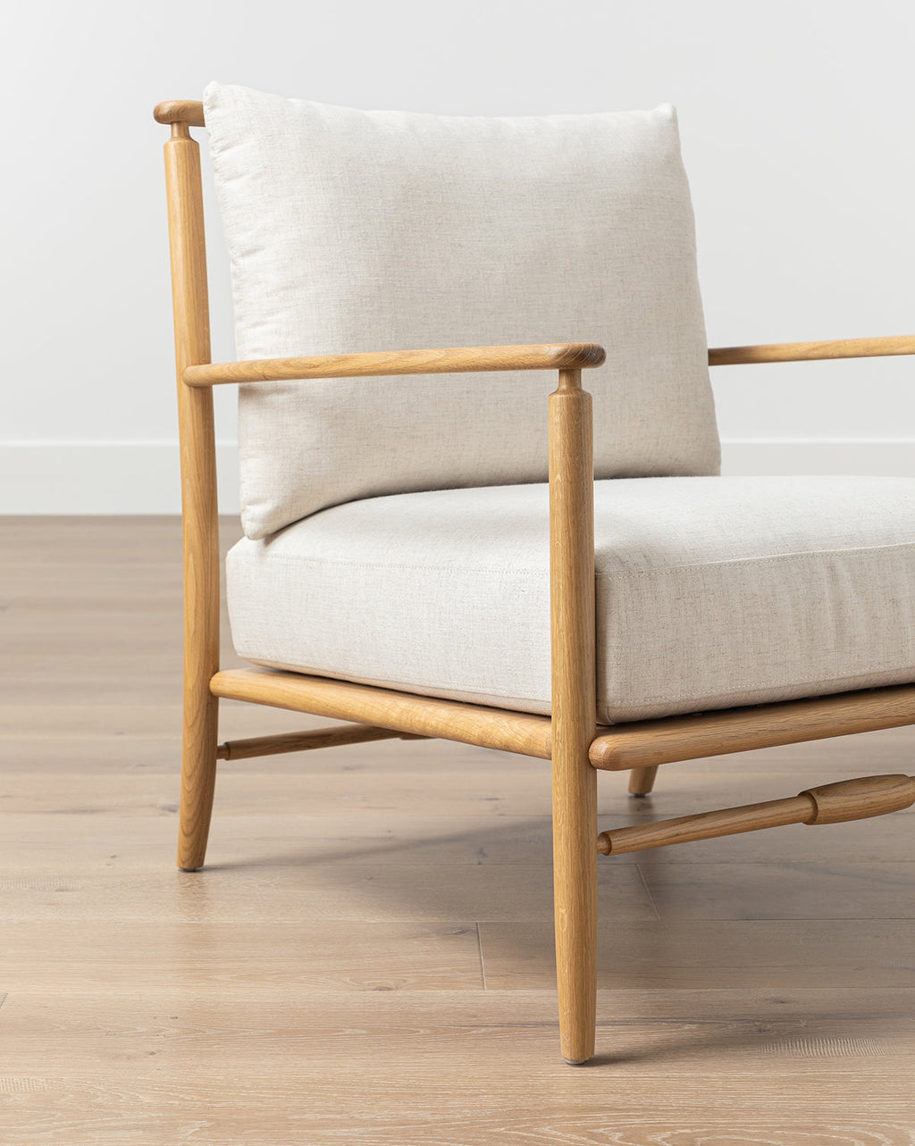 Fauteuil scandinave en chêne massif avec coussins en lin naturel pour salon