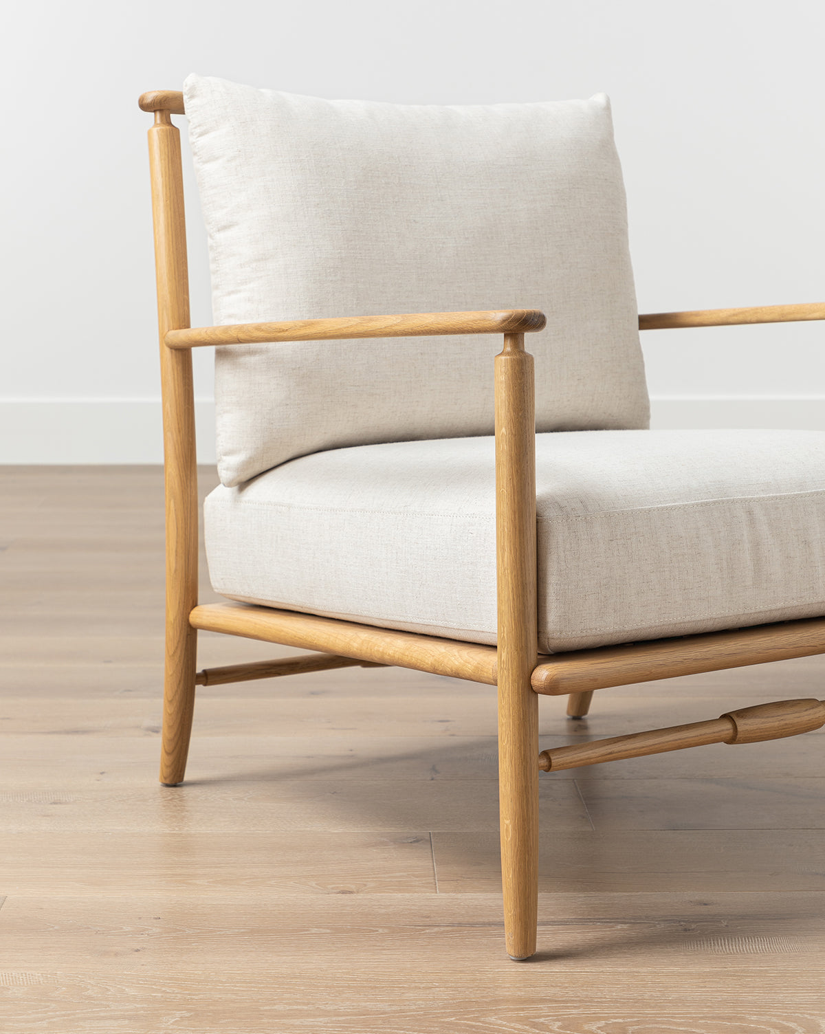 Fauteuil scandinave en chêne massif avec coussins en lin naturel pour salon