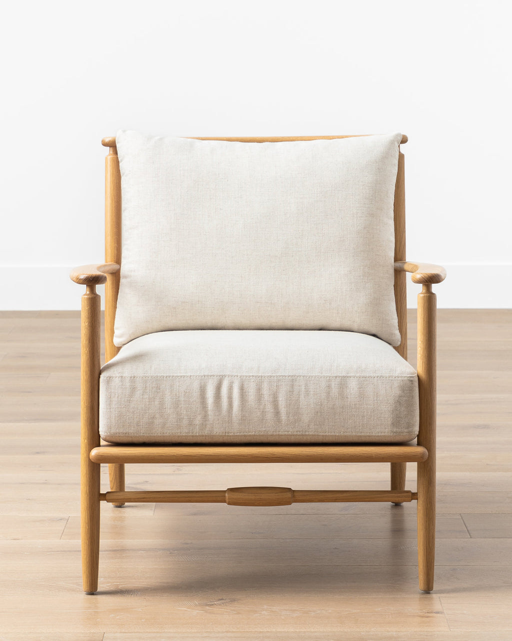 Fauteuil scandinave en chêne massif avec coussins en lin naturel pour salon