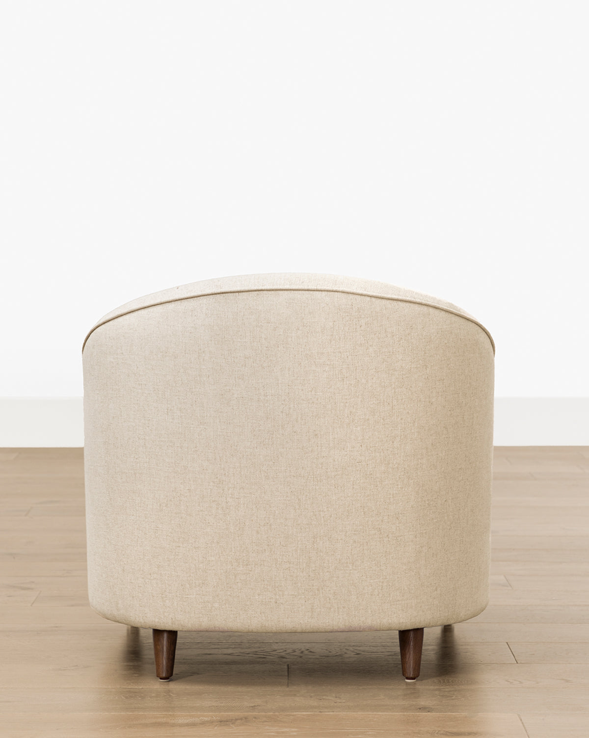 Fauteuil de salon classique capitonné avec accoudoirs roulés et pieds à roulettes pour salon