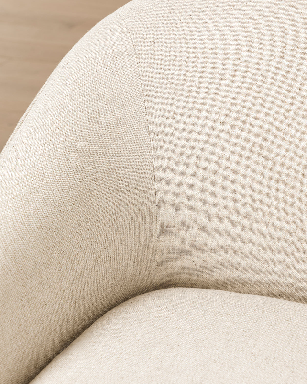Fauteuil de salon classique capitonné avec accoudoirs roulés et pieds à roulettes pour salon
