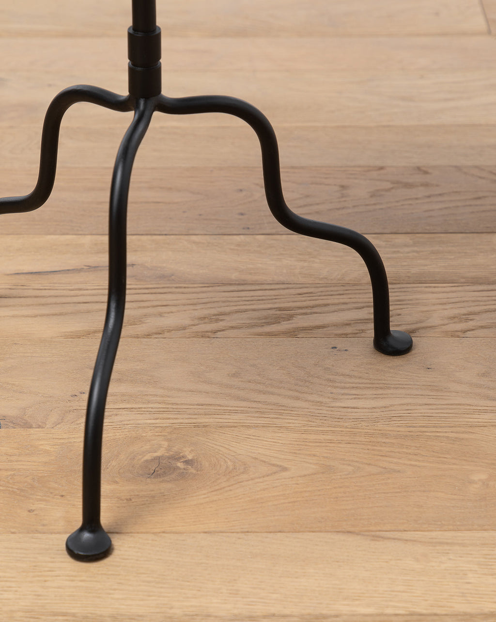 Table d'appoint industrielle en fer au design raffiné pour le salon