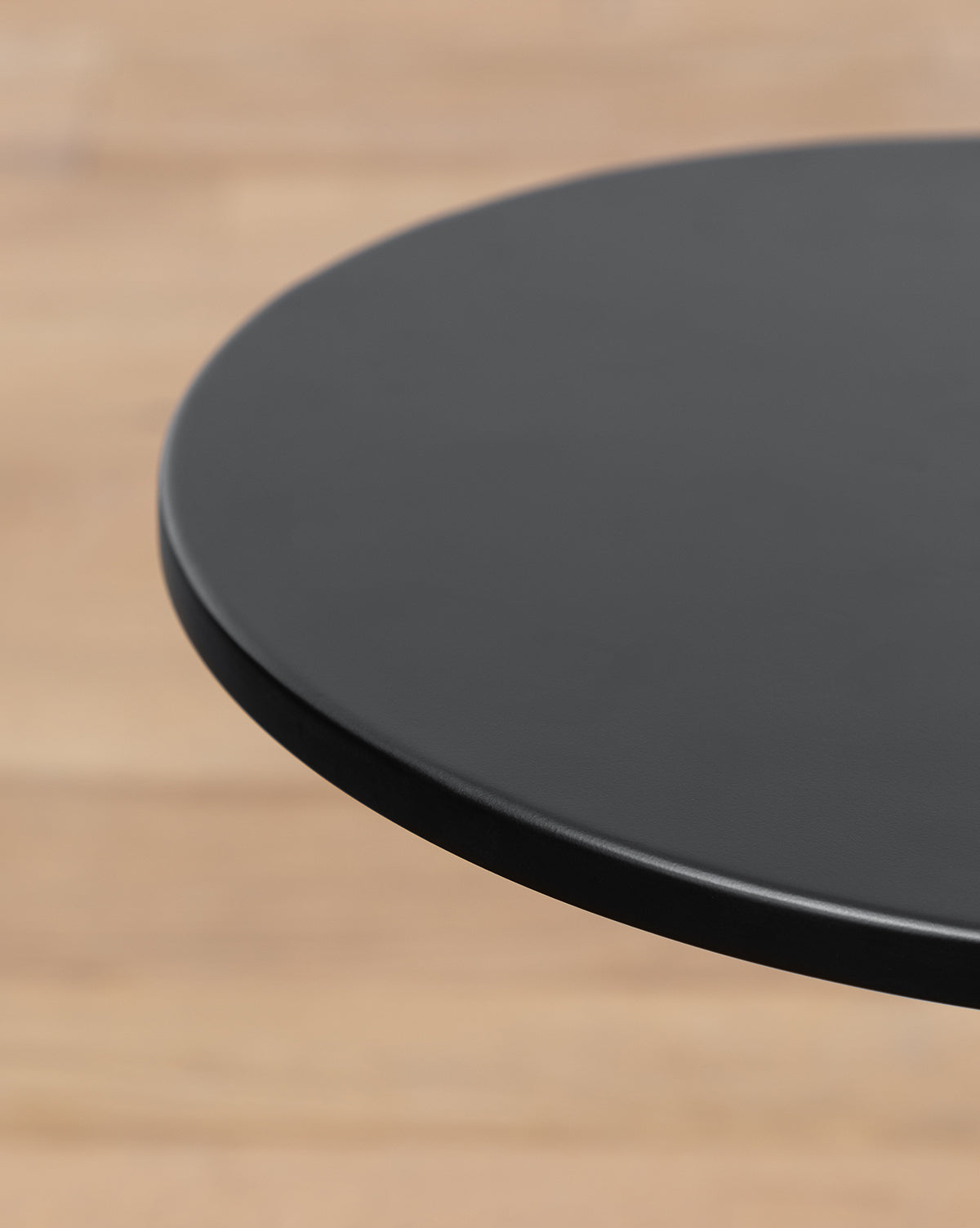 Table d'appoint industrielle en fer au design raffiné pour le salon