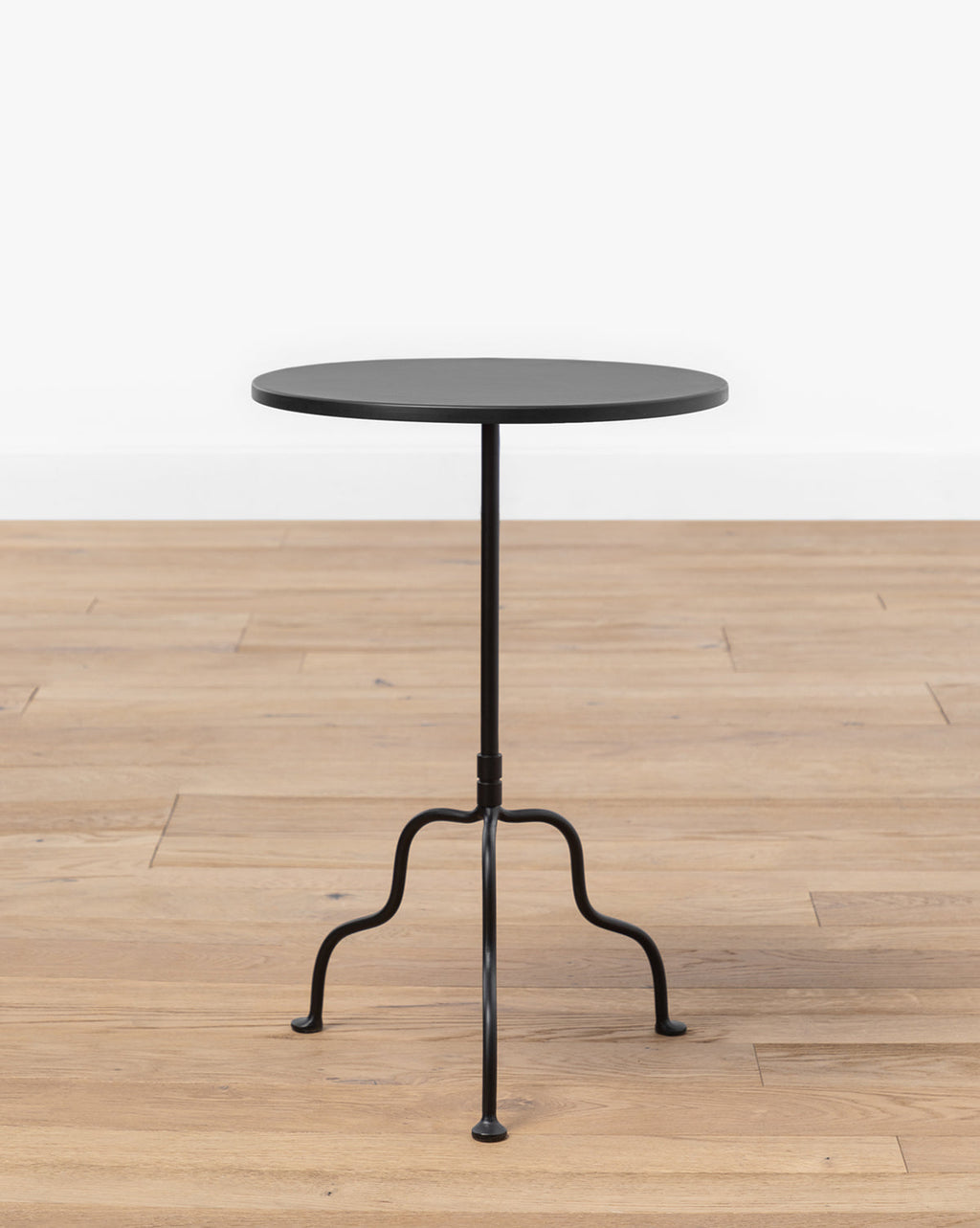 Table d'appoint industrielle en fer au design raffiné pour le salon