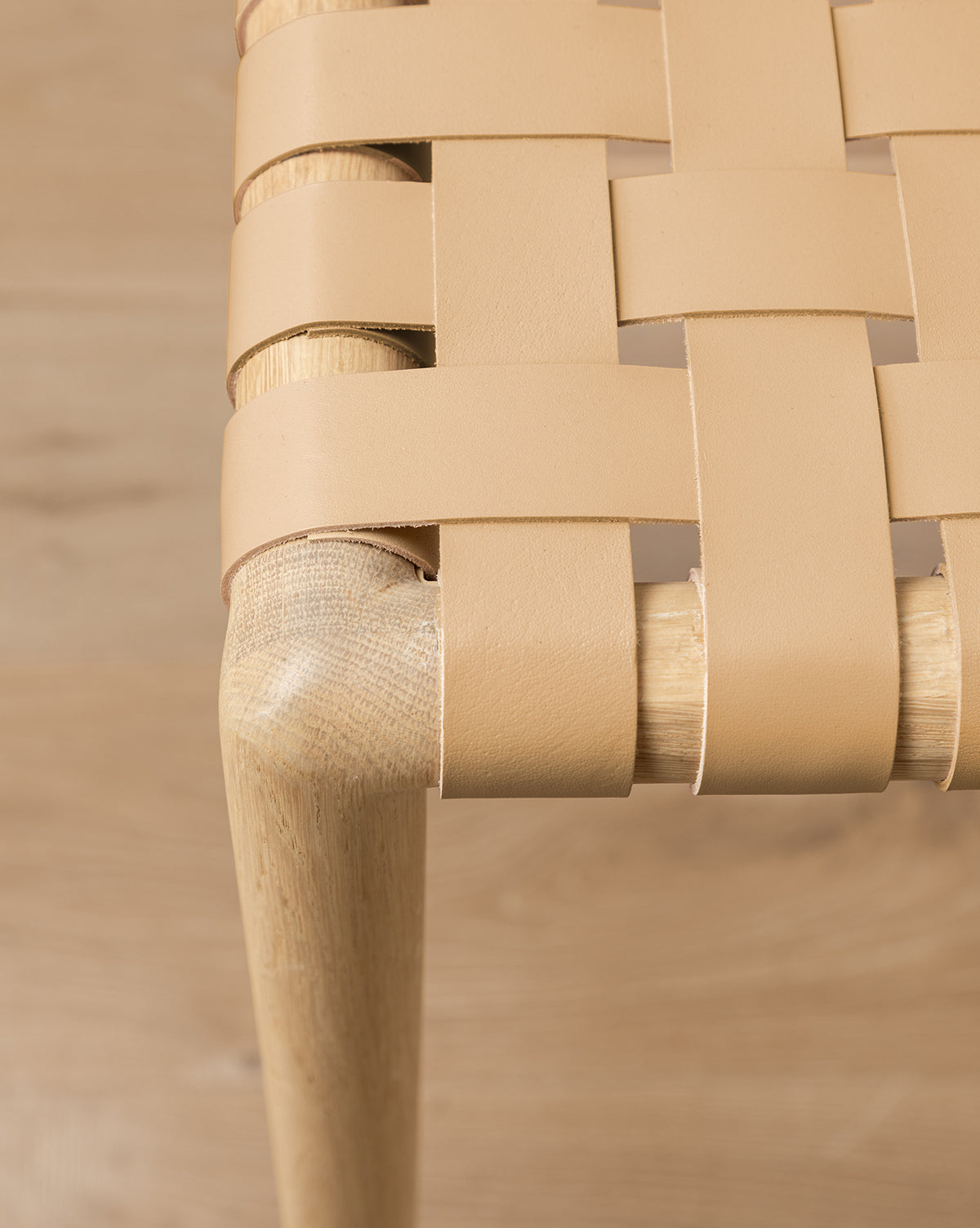 Tabouret de comptoir moderne en chêne blanc et cuir aniline avec détails tressés pour salle à manger