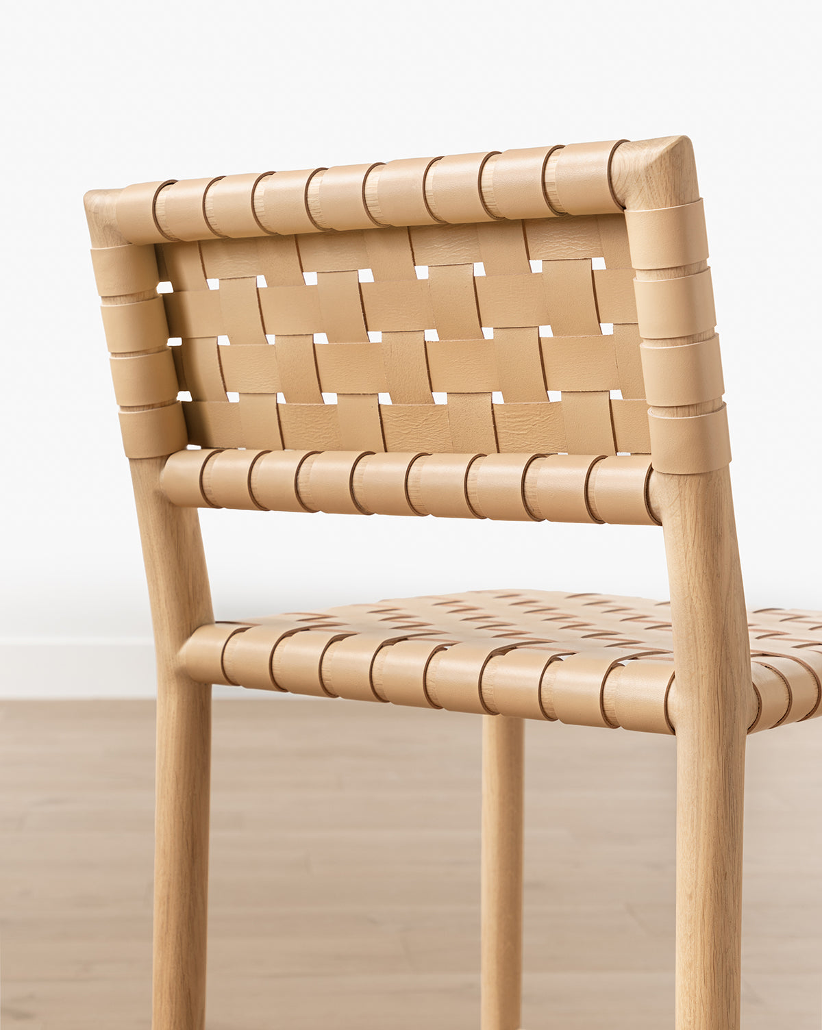 Tabouret de comptoir moderne en chêne blanc et cuir aniline avec détails tressés pour salle à manger