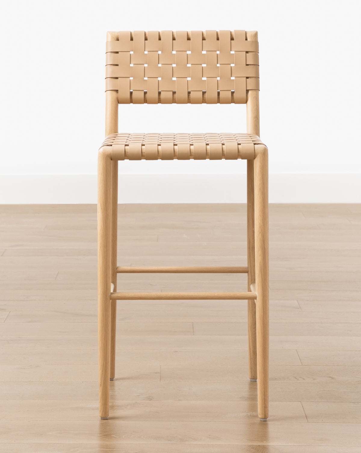 Tabouret de comptoir moderne en chêne blanc et cuir aniline avec détails tressés pour salle à manger