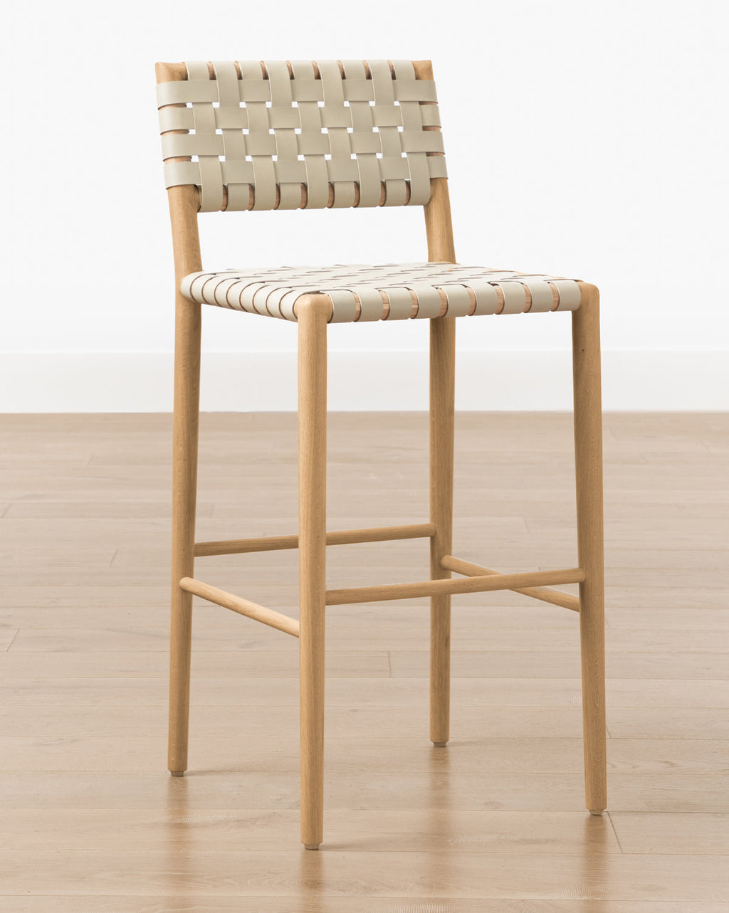 Tabouret de comptoir moderne en chêne blanc et cuir aniline avec détails tressés pour salle à manger