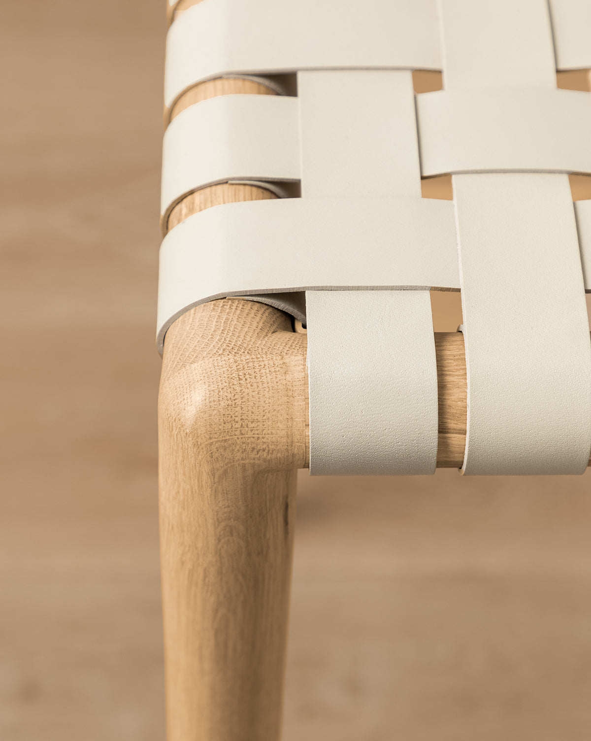 Tabouret de comptoir moderne en chêne blanc et cuir aniline avec détails tressés pour salle à manger