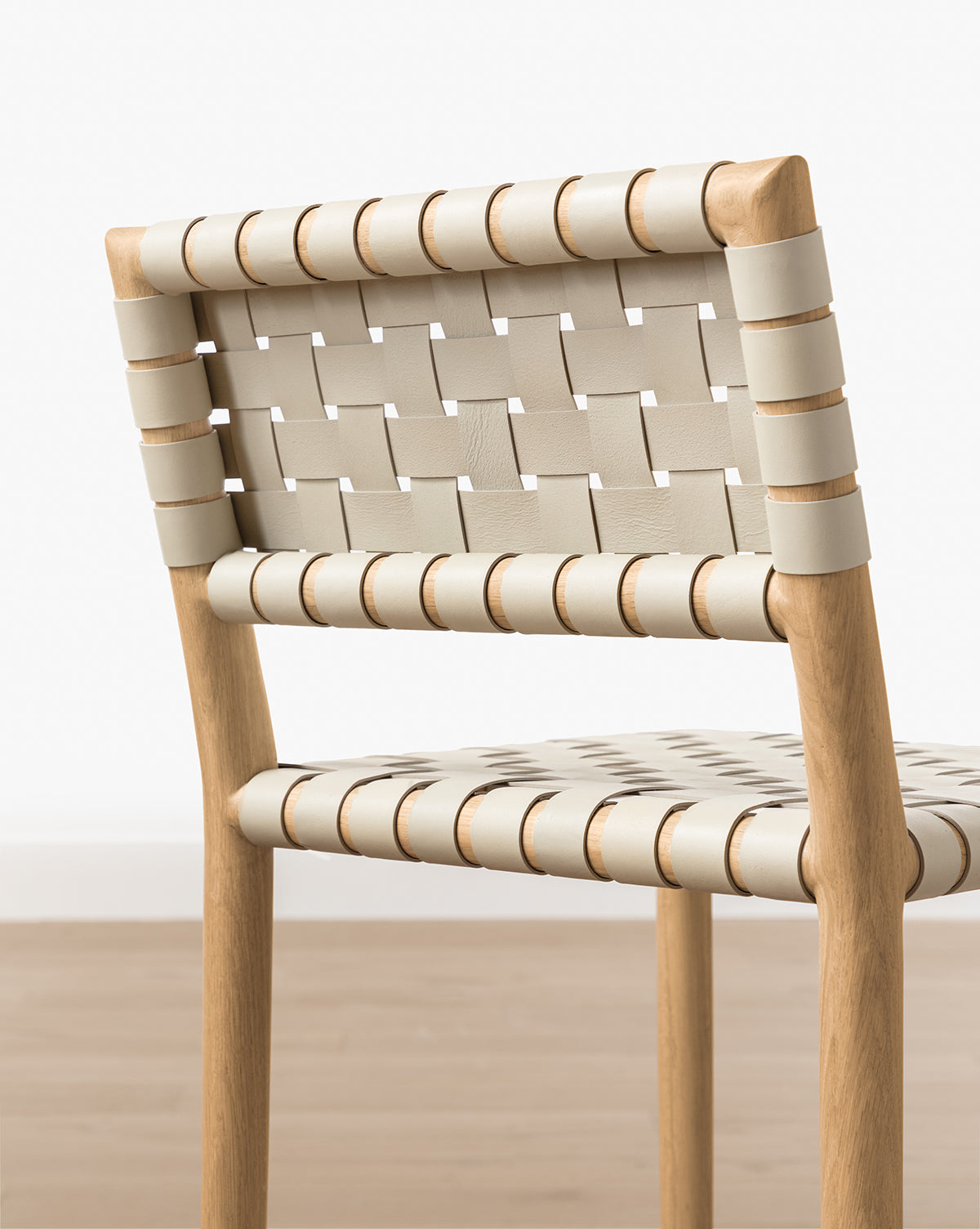 Tabouret de comptoir moderne en chêne blanc et cuir aniline avec détails tressés pour salle à manger