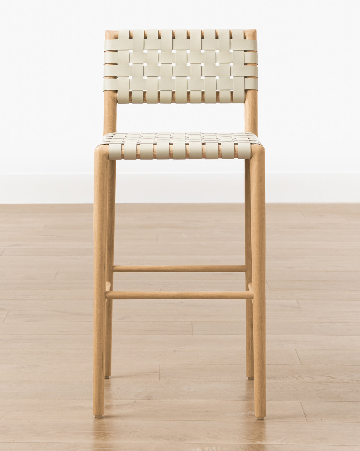 Tabouret de comptoir moderne en chêne blanc et cuir aniline avec détails tressés pour salle à manger