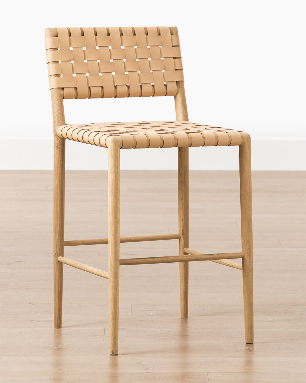 Tabouret de comptoir moderne en chêne blanc et cuir aniline avec détails tressés pour salle à manger