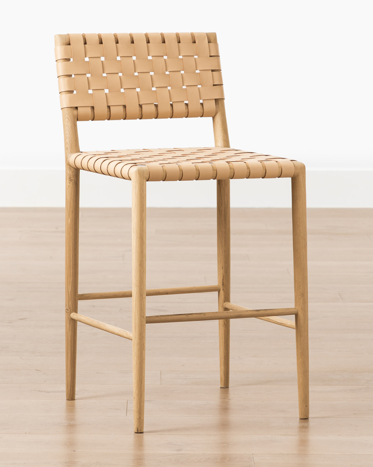 Tabouret de comptoir moderne en chêne blanc et cuir aniline avec détails tressés pour salle à manger