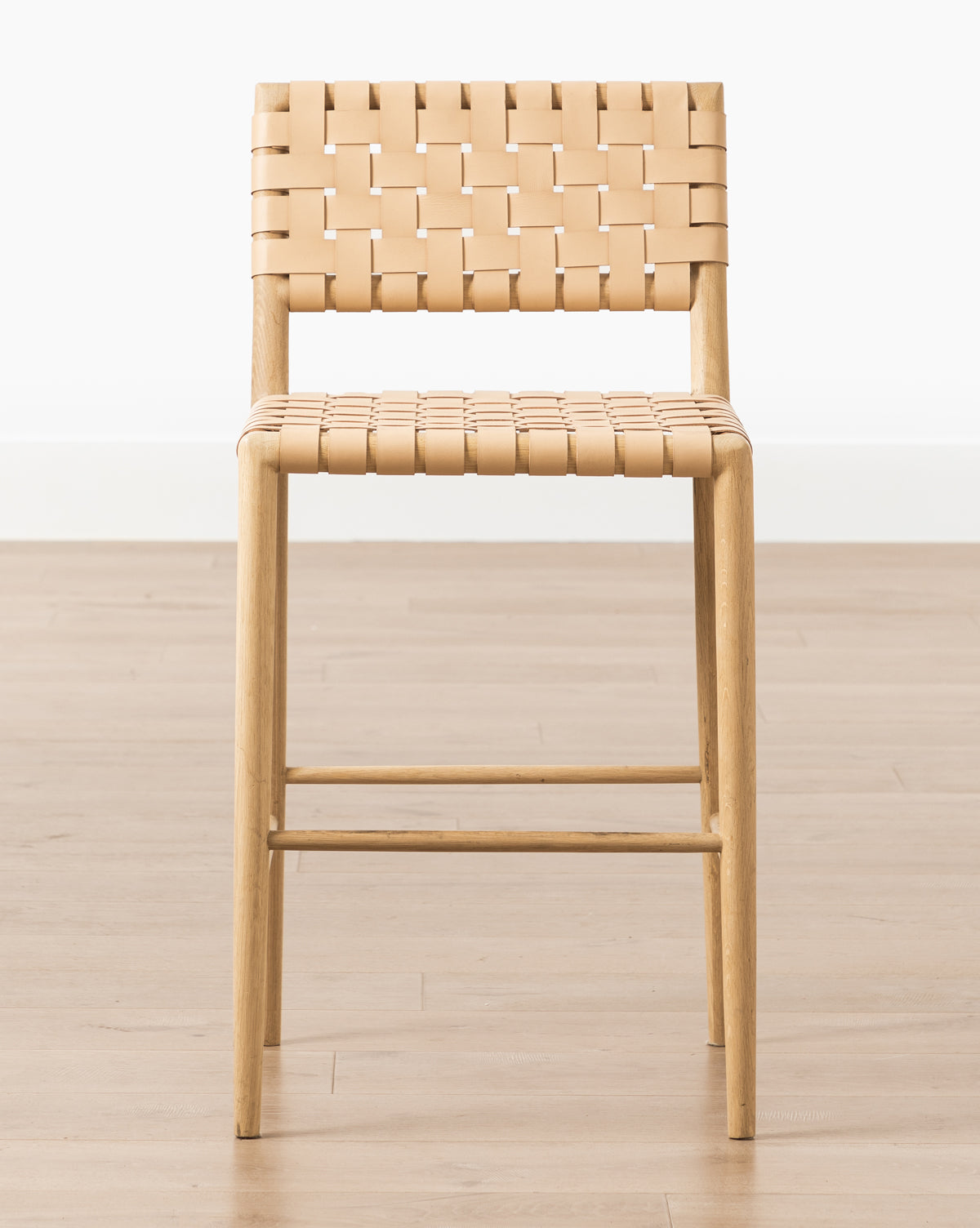 Tabouret de comptoir moderne en chêne blanc et cuir aniline avec détails tressés pour salle à manger