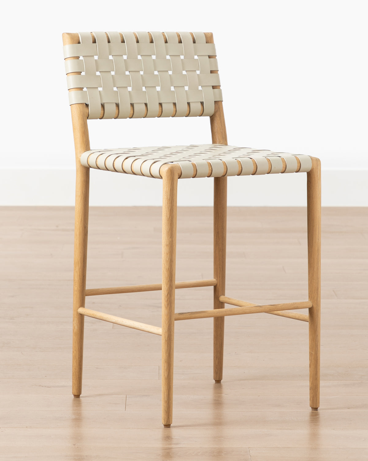 Tabouret de comptoir moderne en chêne blanc et cuir aniline avec détails tressés pour salle à manger
