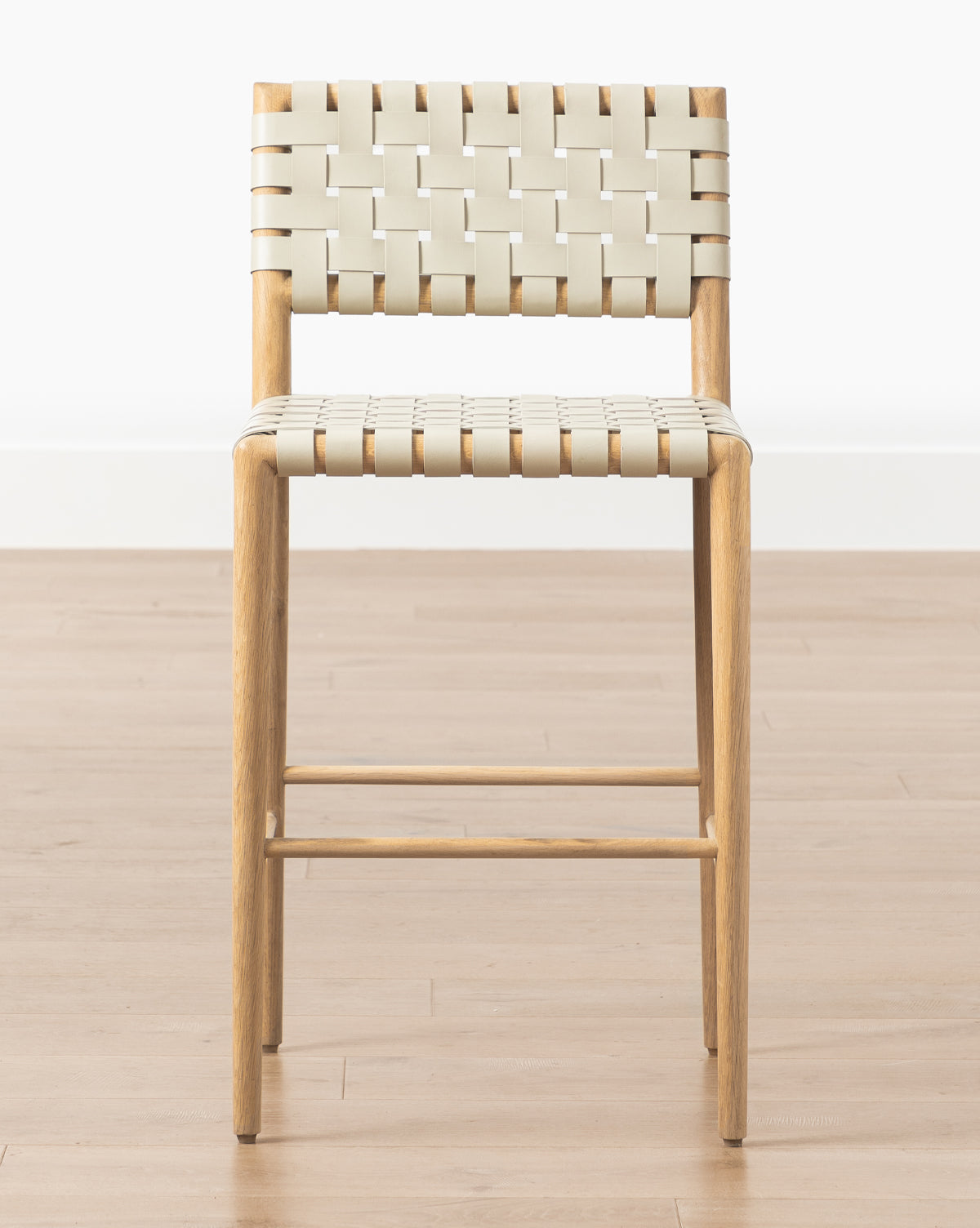 Tabouret de comptoir moderne en chêne blanc et cuir aniline avec détails tressés pour salle à manger