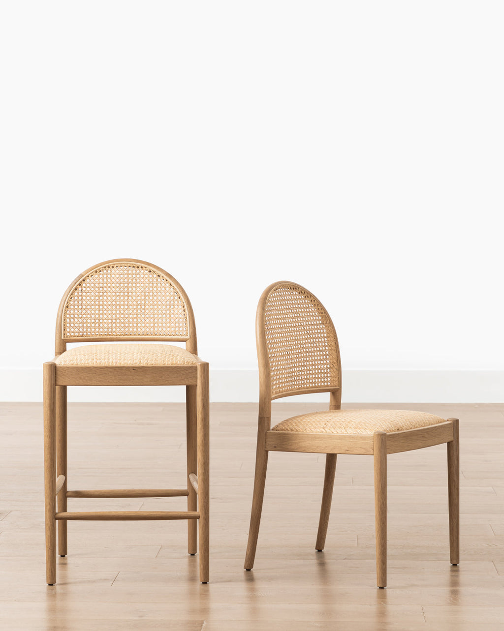 Tabouret de comptoir Organic Oak & Cane avec assise en cannage naturel pour salle à manger