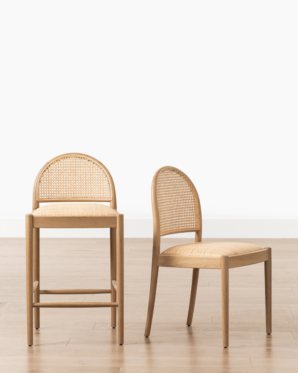 Tabouret de comptoir Organic Oak & Cane avec assise en cannage naturel pour salle à manger