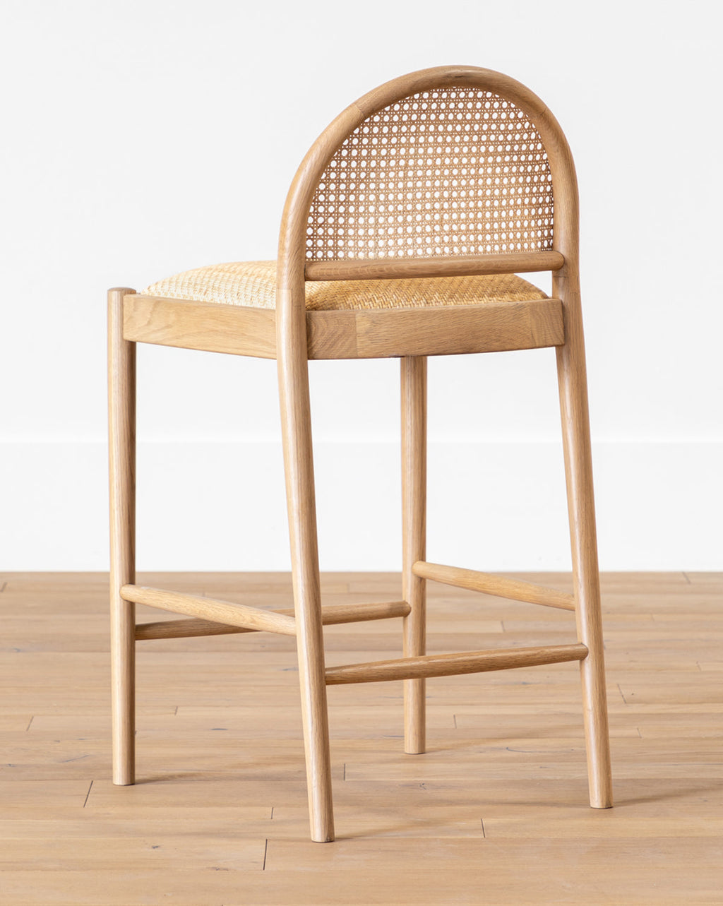 Tabouret de comptoir Organic Oak & Cane avec assise en cannage naturel pour salle à manger