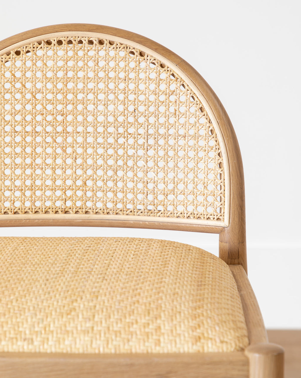 Tabouret de comptoir Organic Oak & Cane avec assise en cannage naturel pour salle à manger