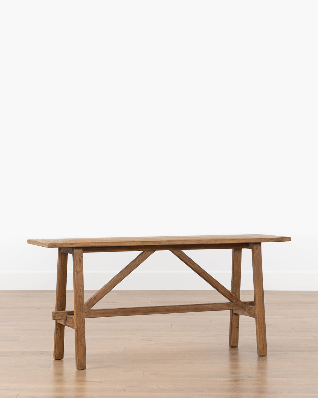 Console classique en bois avec silhouette raffinée pour salon