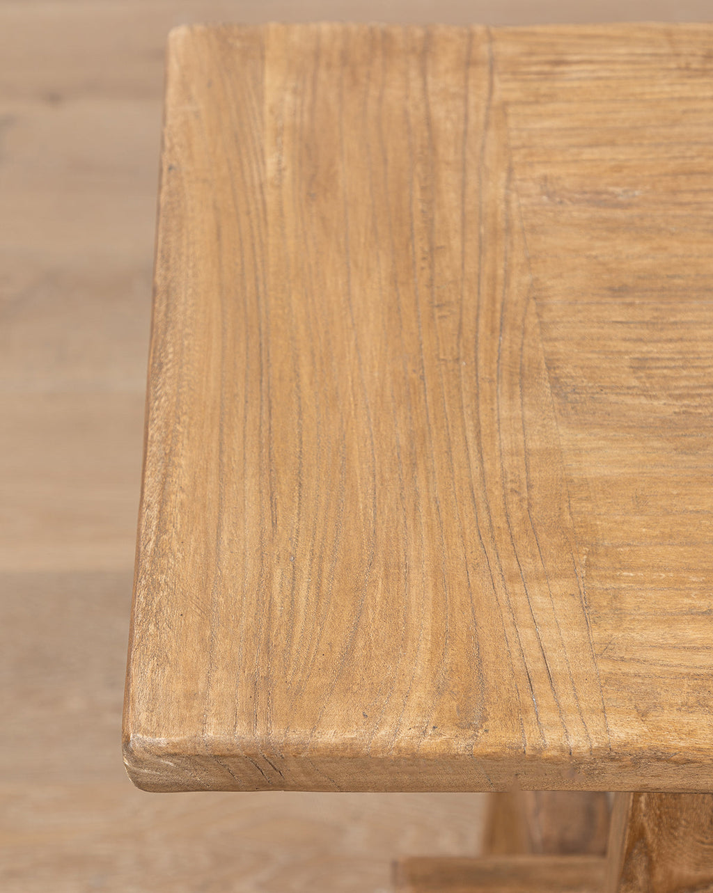 Console classique en bois avec silhouette raffinée pour salon