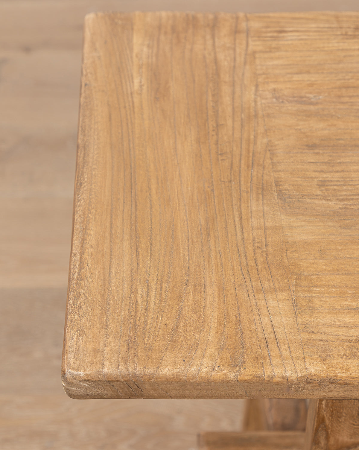 Console classique en bois avec silhouette raffinée pour salon