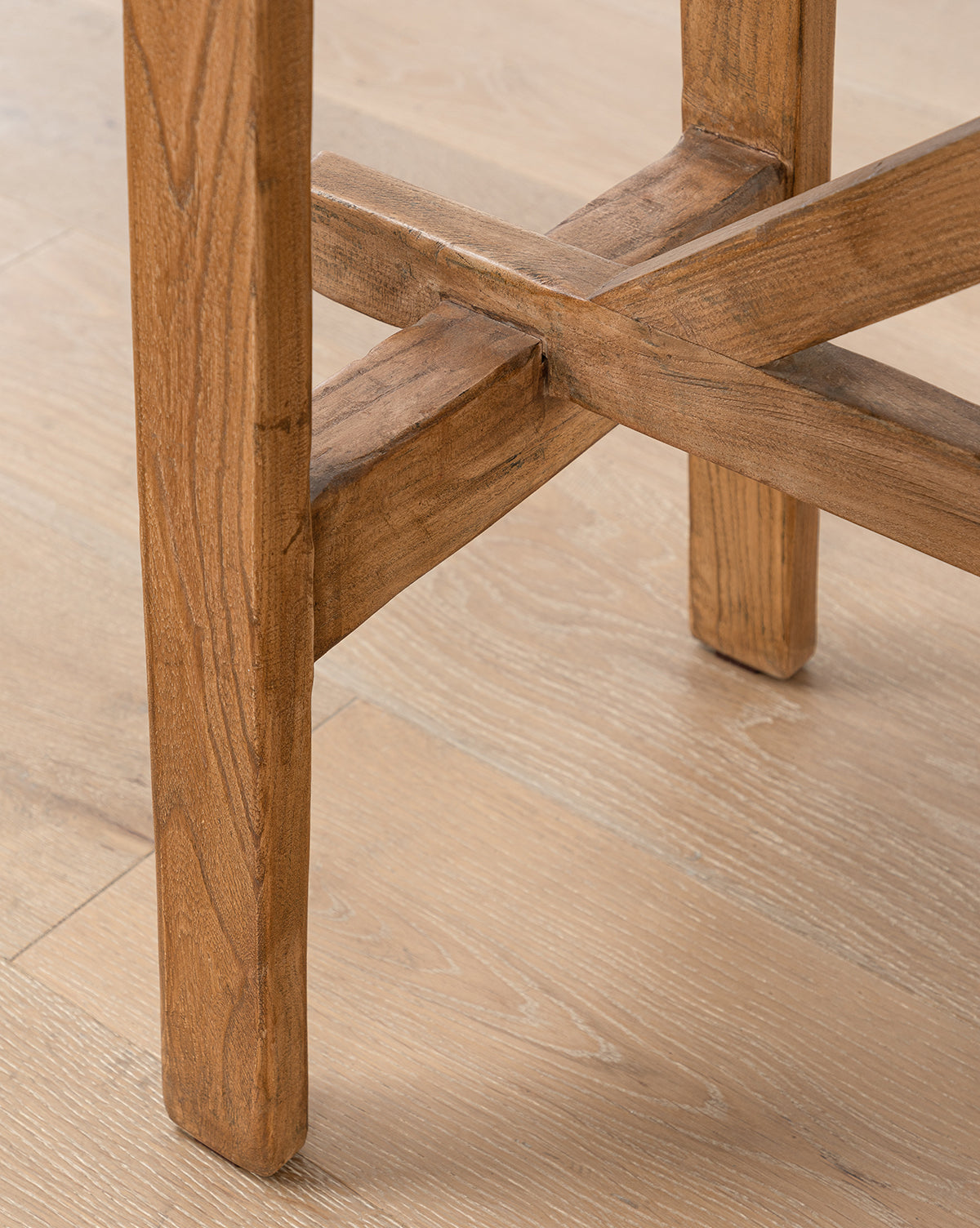 Console classique en bois avec silhouette raffinée pour salon