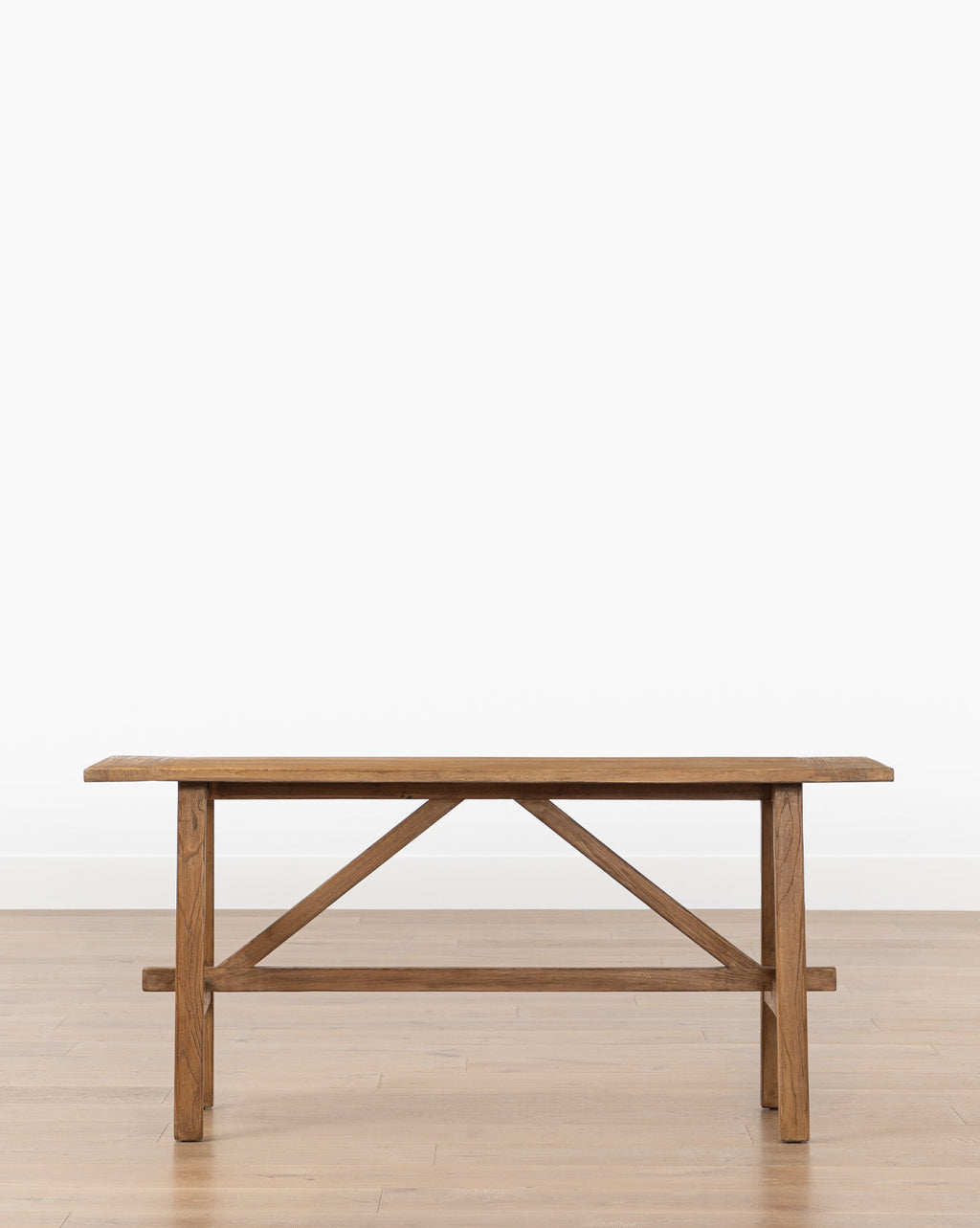Console classique en bois avec silhouette raffinée pour salon