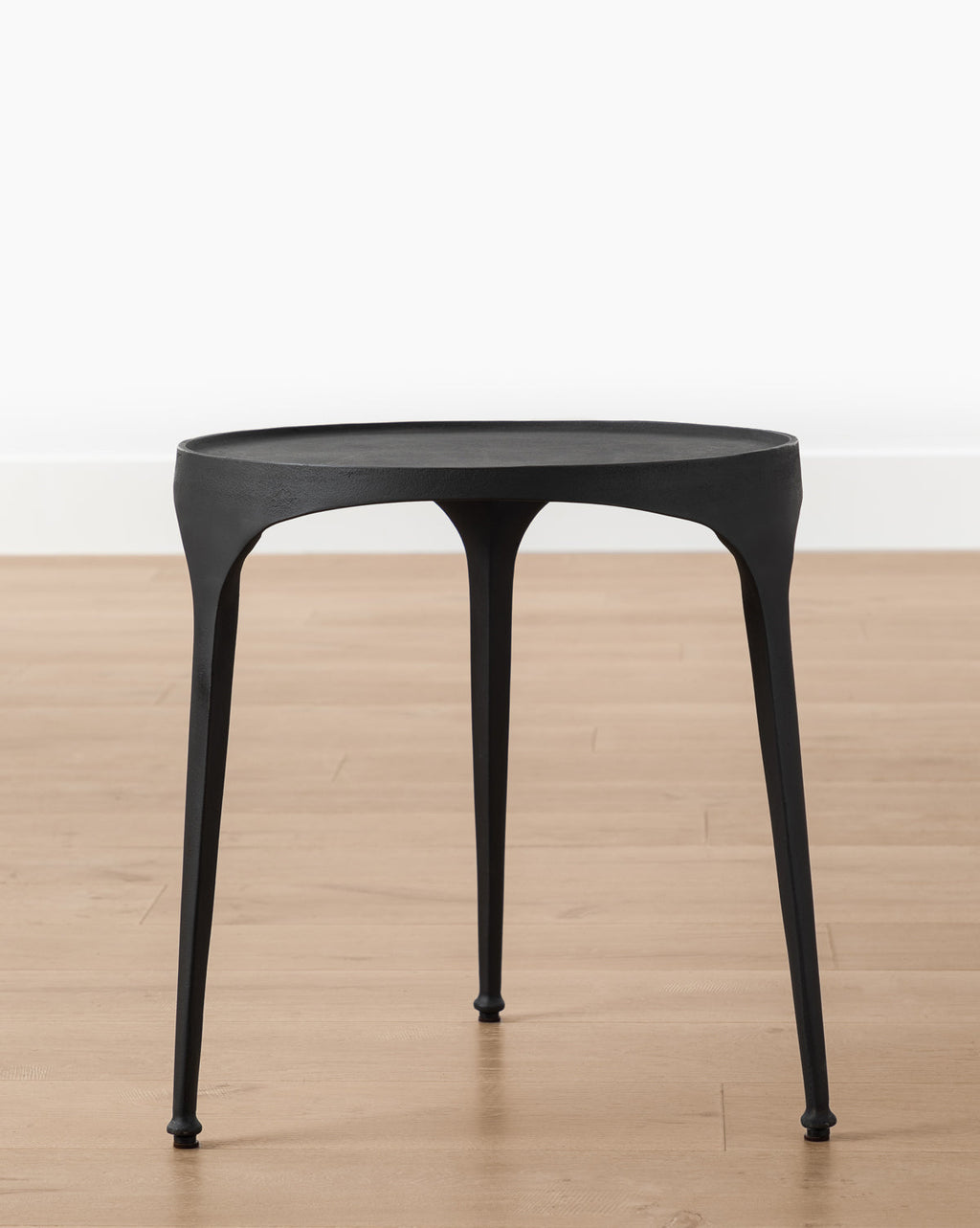 Table d'appoint moderne en bois aux lignes épurées pour salon