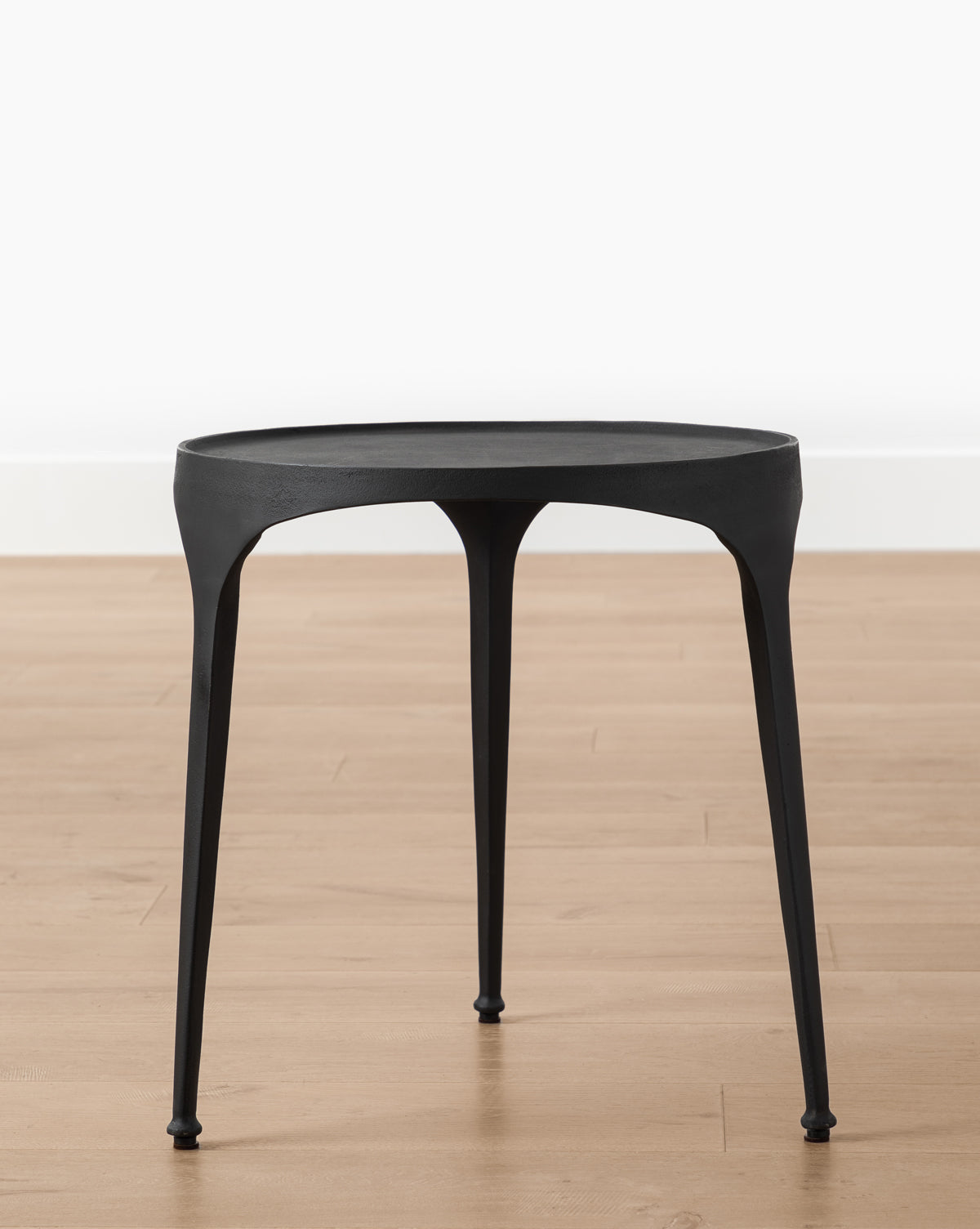 Table d'appoint moderne en bois aux lignes épurées pour salon