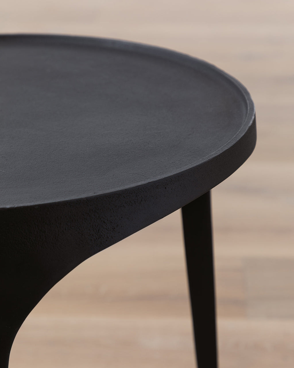 Table d'appoint moderne en bois aux lignes épurées pour salon