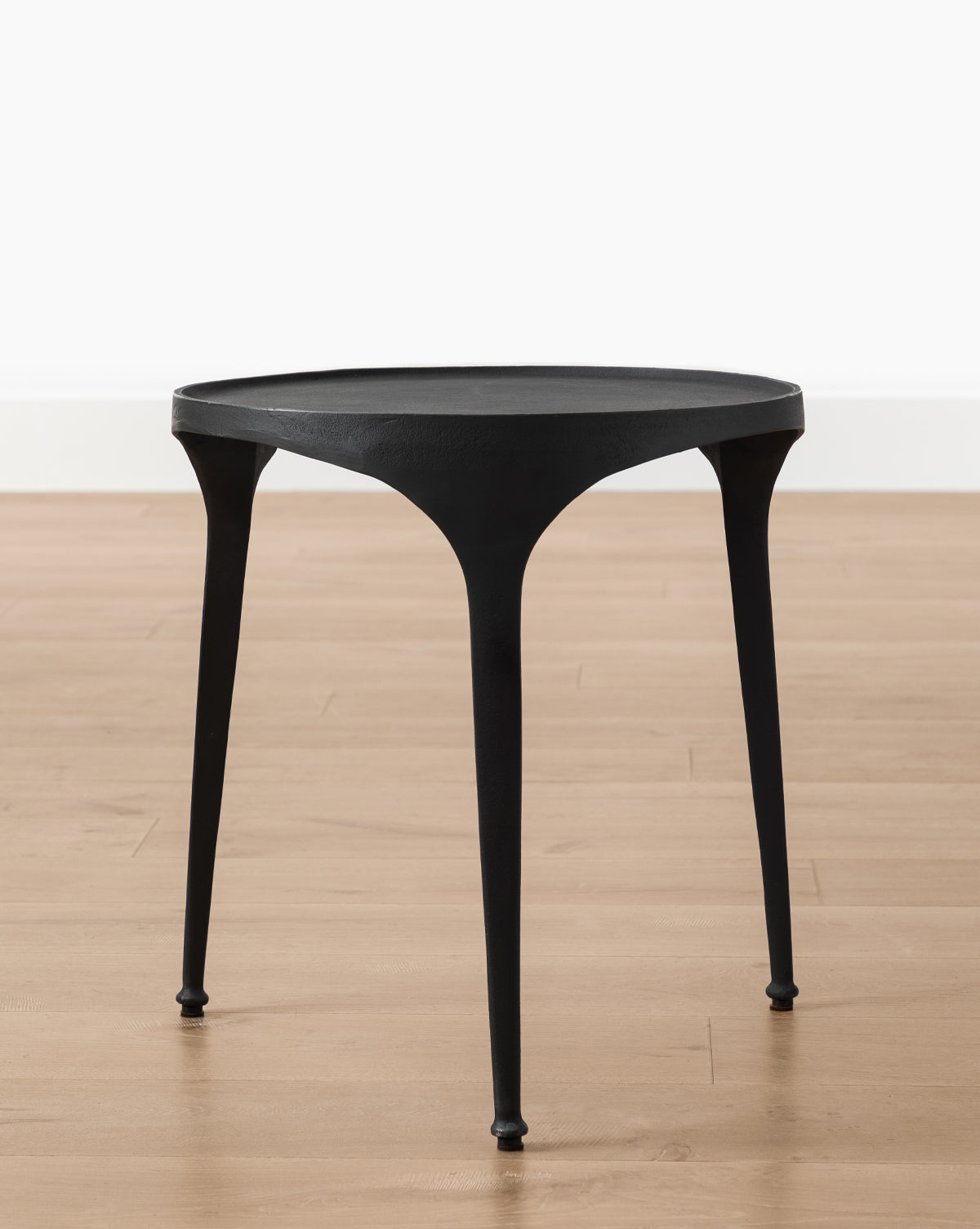 Table d'appoint moderne en bois aux lignes épurées pour salon