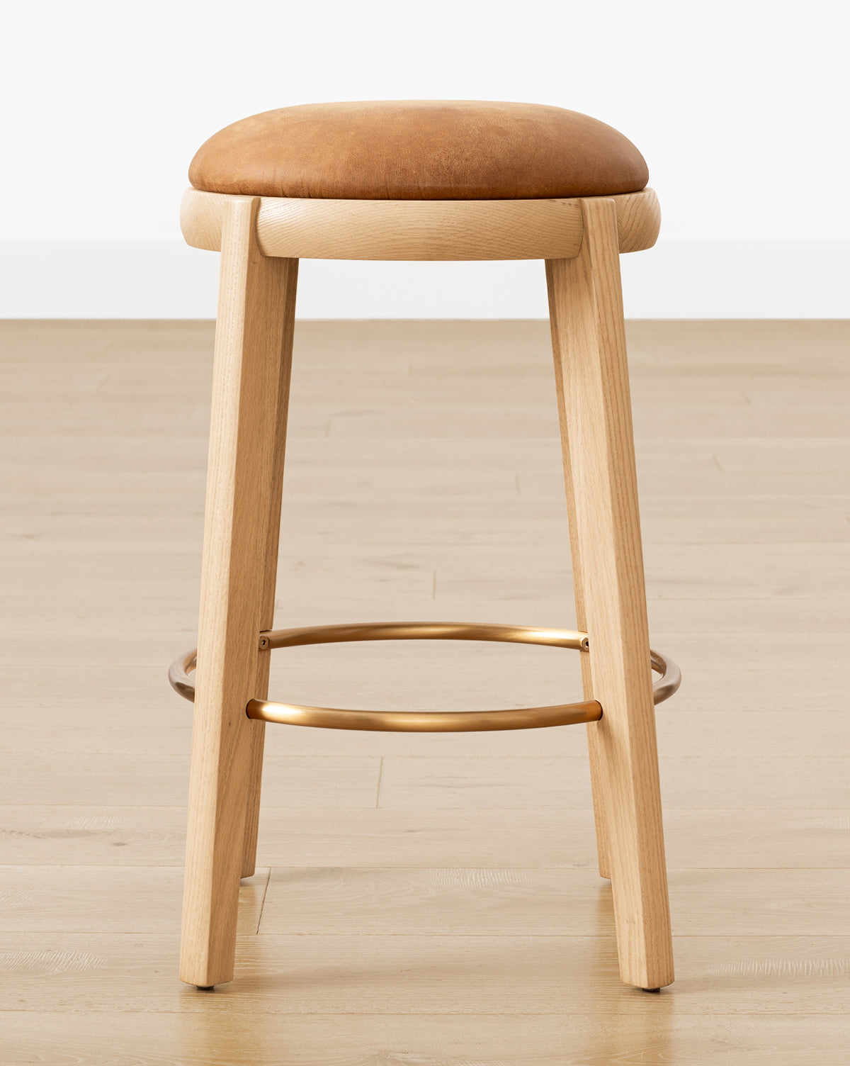 Tabouret de comptoir en bois chaud et cuir avec assise arrondie et repose-pieds en laiton pour salle à manger-2