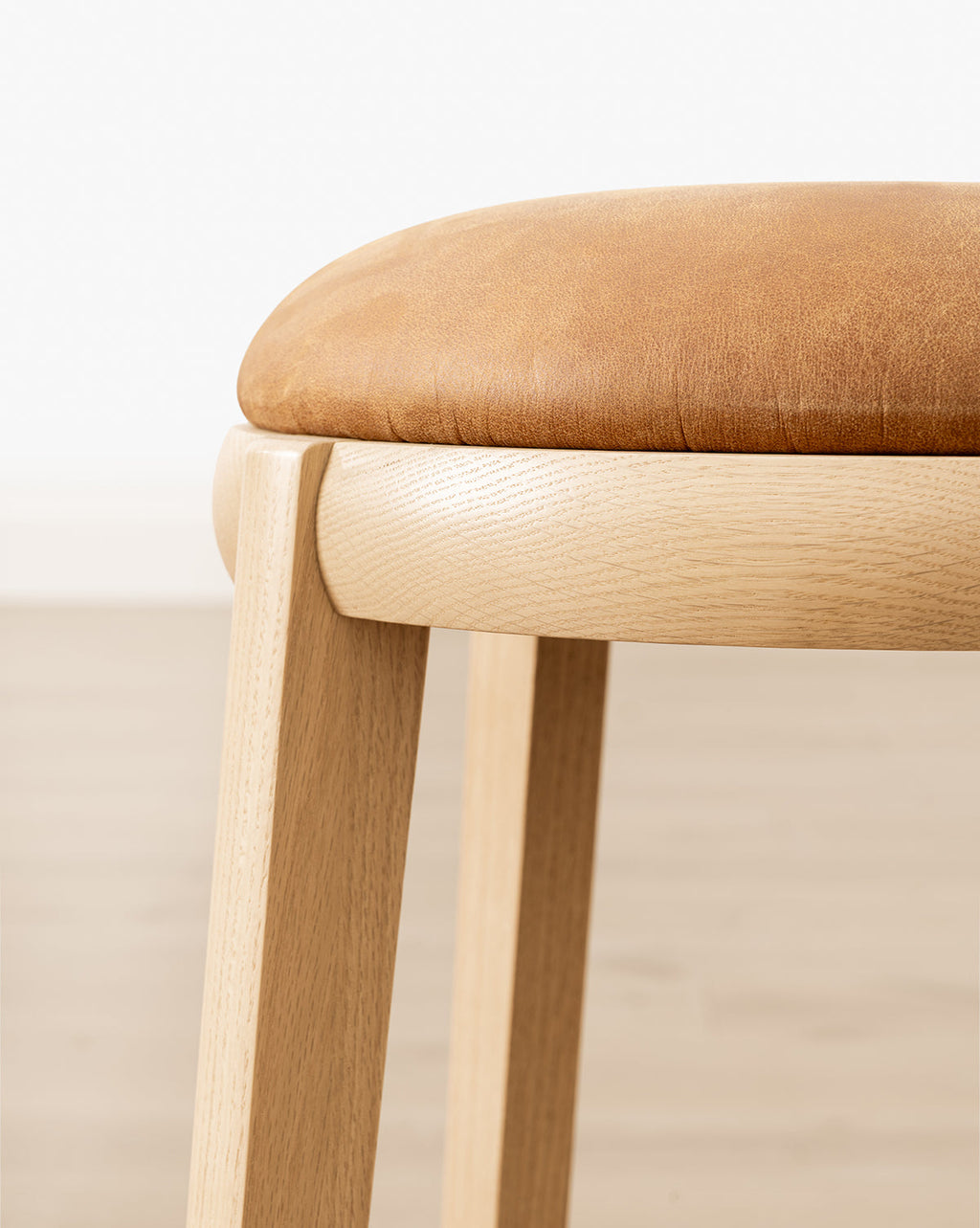 Tabouret de comptoir en bois chaud et cuir avec assise arrondie et repose-pieds en laiton pour salle à manger-2