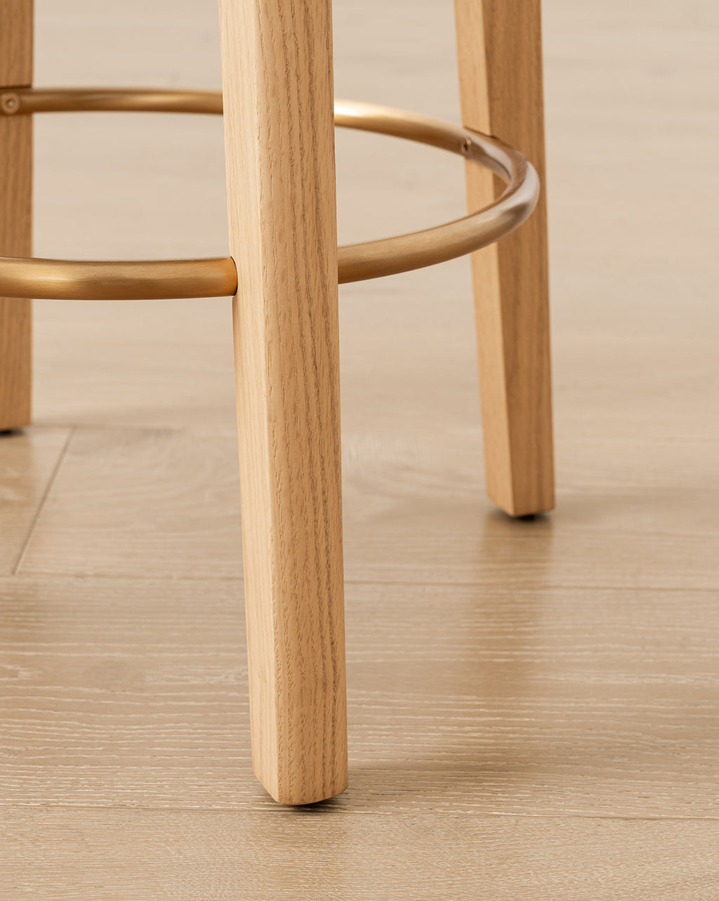 Tabouret de comptoir en bois chaud et cuir avec assise arrondie et repose-pieds en laiton pour salle à manger-2