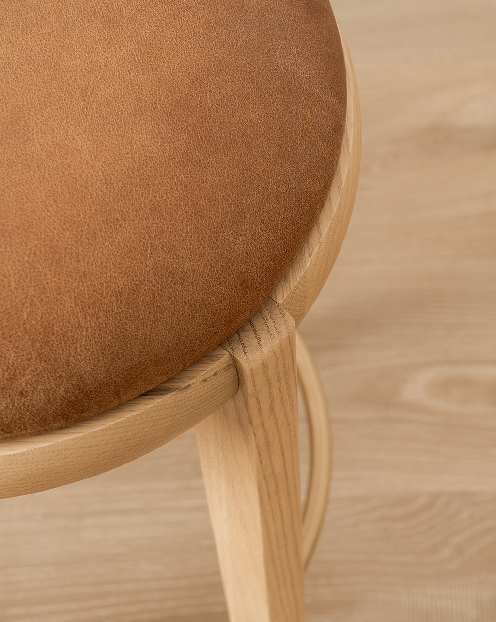 Tabouret de comptoir en bois chaud et cuir avec assise arrondie et repose-pieds en laiton pour salle à manger-2