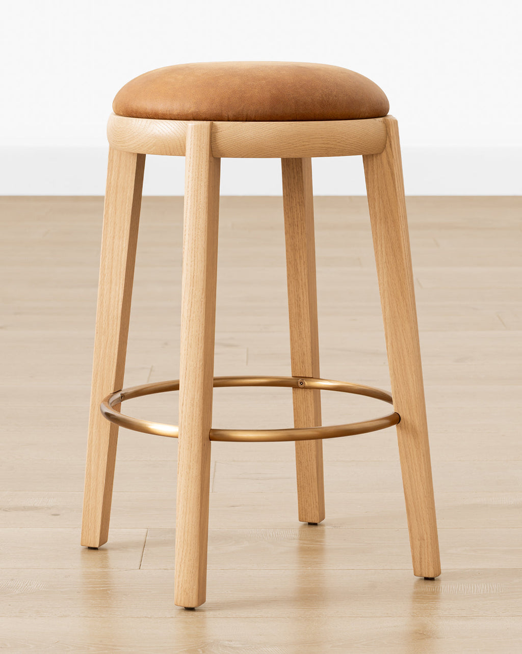 Tabouret de comptoir en bois chaud et cuir avec assise arrondie et repose-pieds en laiton pour salle à manger-2