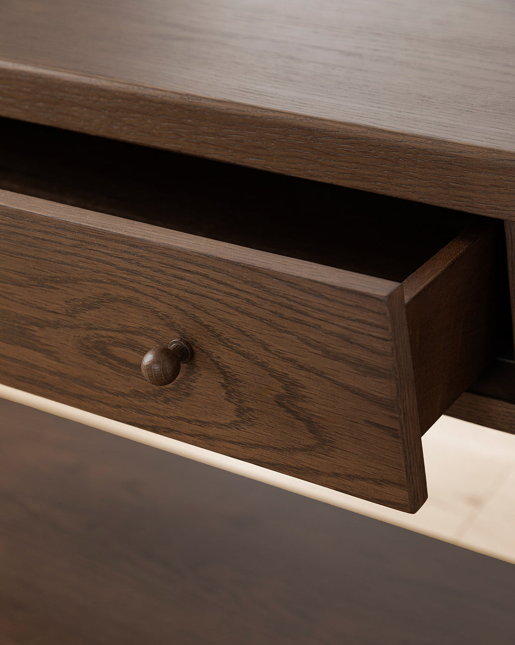 Console de salon traditionnelle en noyer et chêne avec design classique