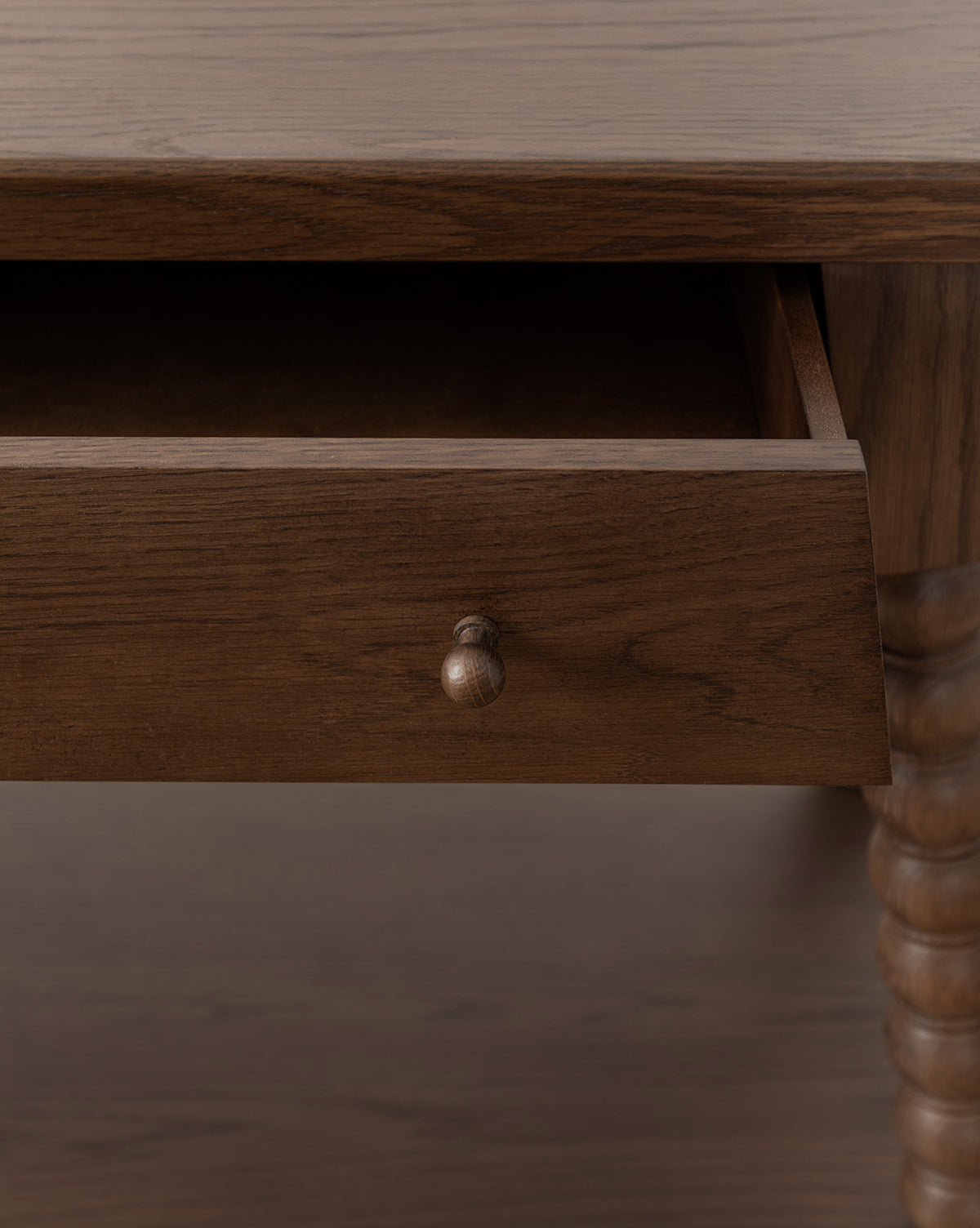 Console de salon traditionnelle en noyer et chêne avec design classique